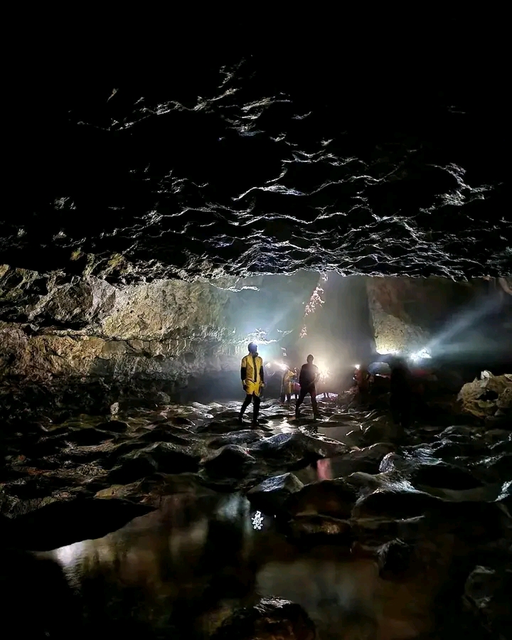 Mawmluh Cave - Waterfalls in Meghalaya, Image 3 of 4