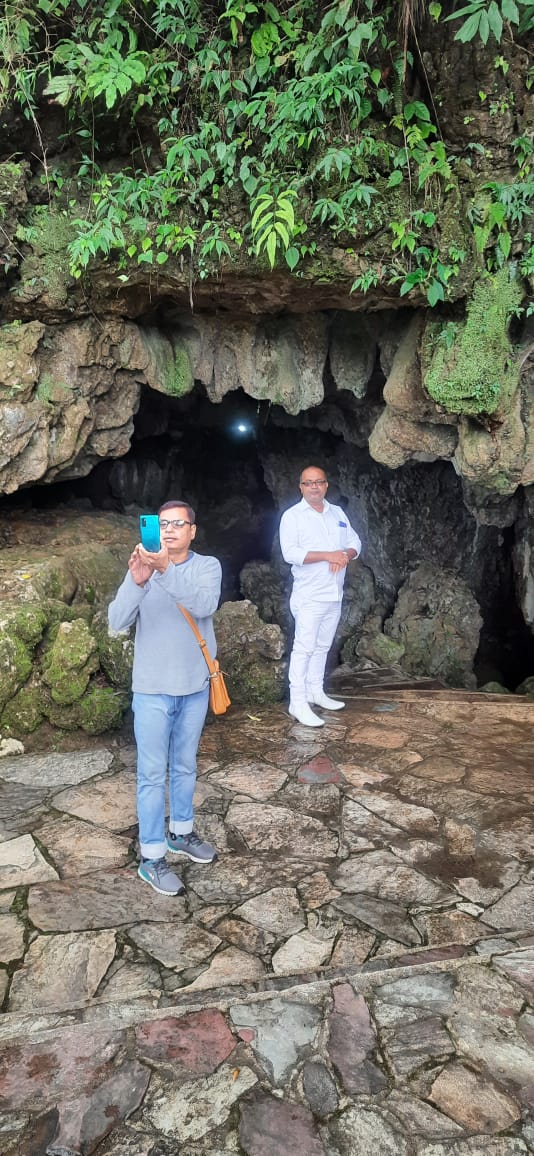 Mawmluh Cave - Waterfalls in Meghalaya, Image 4 of 4